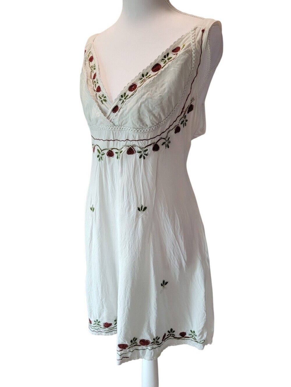 Vintage Just Cruising White Tie Back V-neck Embroidered Dress - Picture 4 of 12
